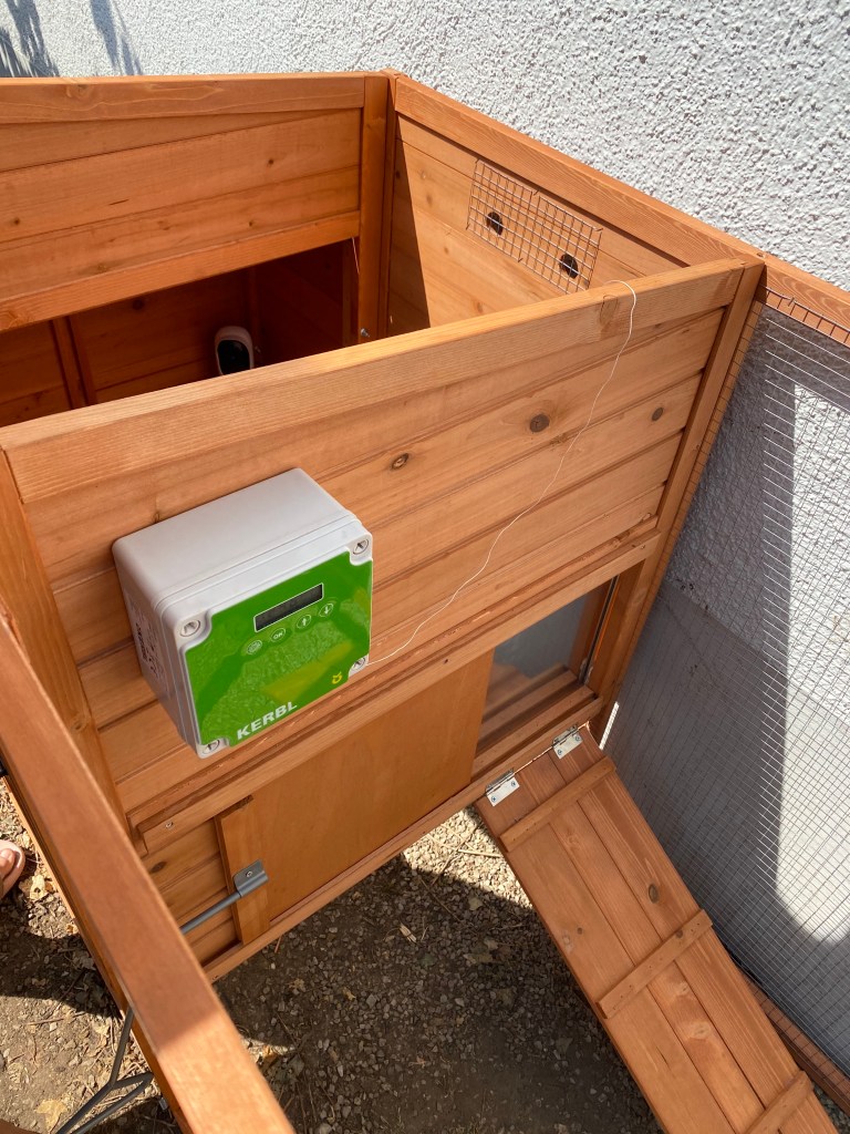 automatische Hühnerklappe beim Aufbau von von