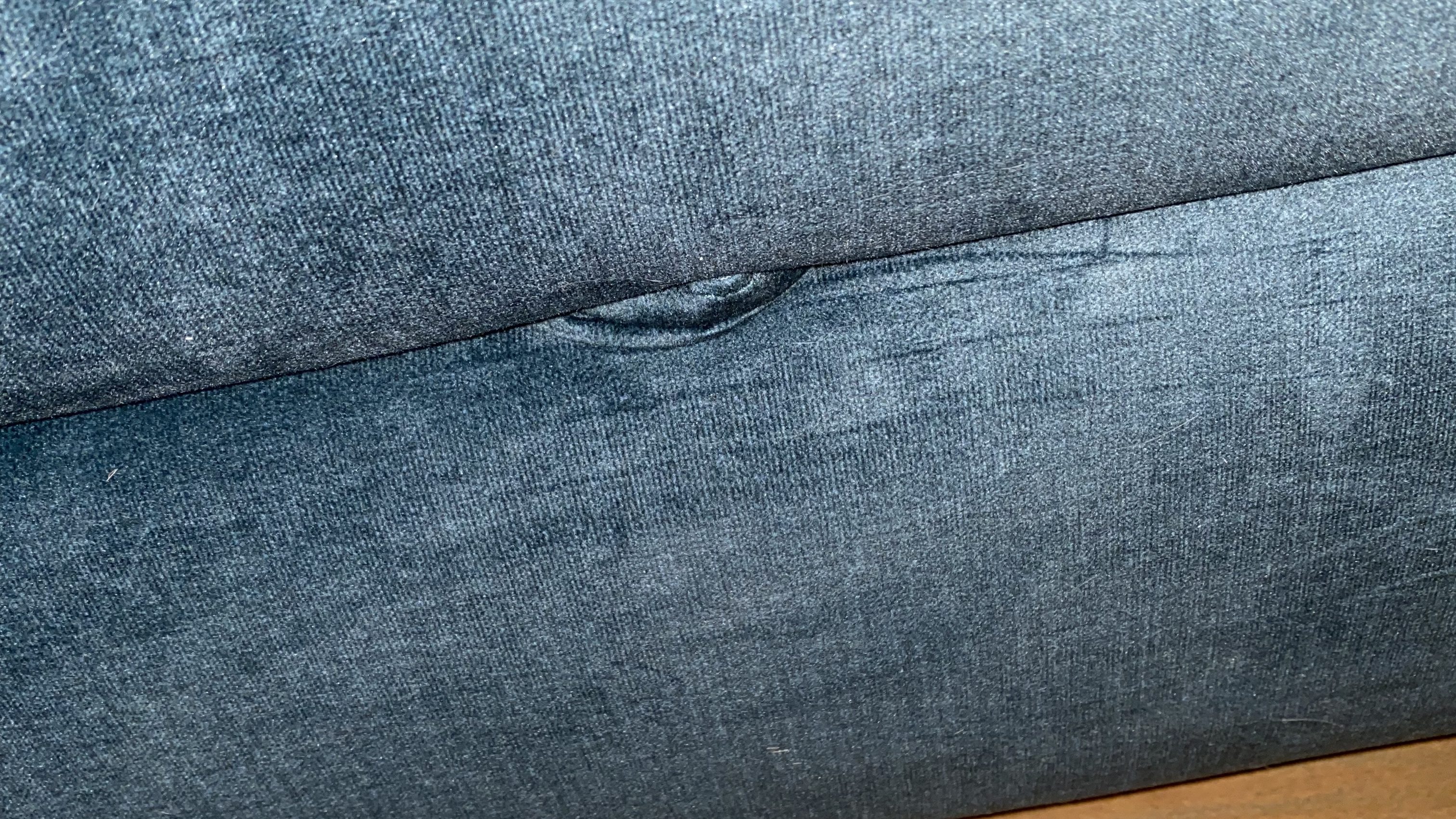 Kratzer von der Katze im Sofa