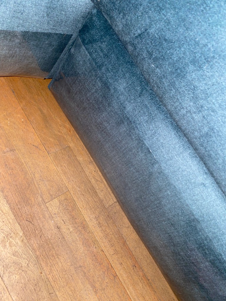 Sofa mit Anti-Scratch Kratzschutzfolie abgeklebt